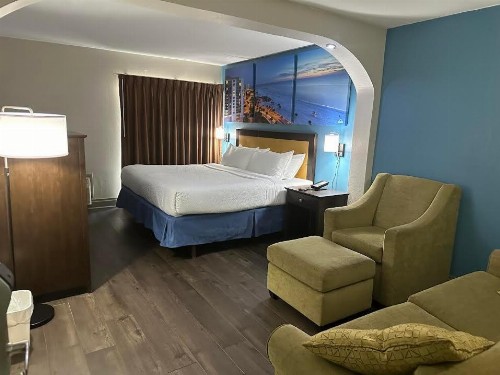 Days Inn & Suites by Wyndham Tampa near Ybor City - image 13