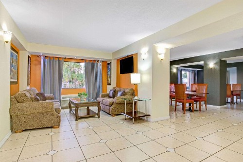 Days Inn & Suites by Wyndham Tampa near Ybor City - image 2