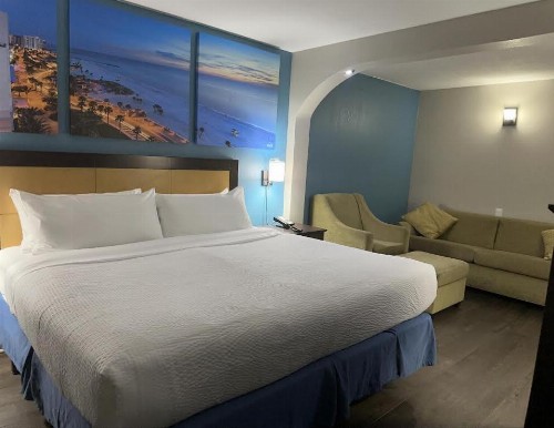 Days Inn & Suites by Wyndham Tampa near Ybor City - image 3