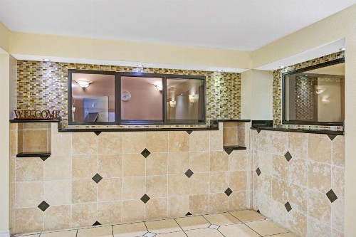 Days Inn & Suites by Wyndham Tampa near Ybor City - image 4