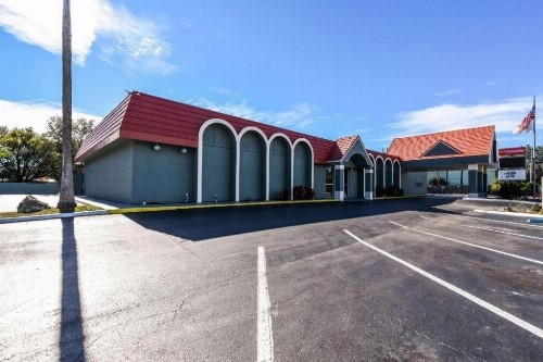 Econo Lodge Busch Gardens Tampa - image 10