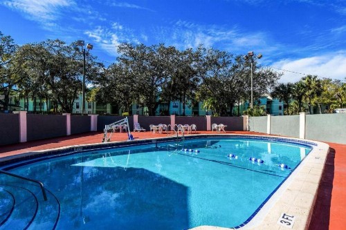 Econo Lodge Busch Gardens Tampa - image 4