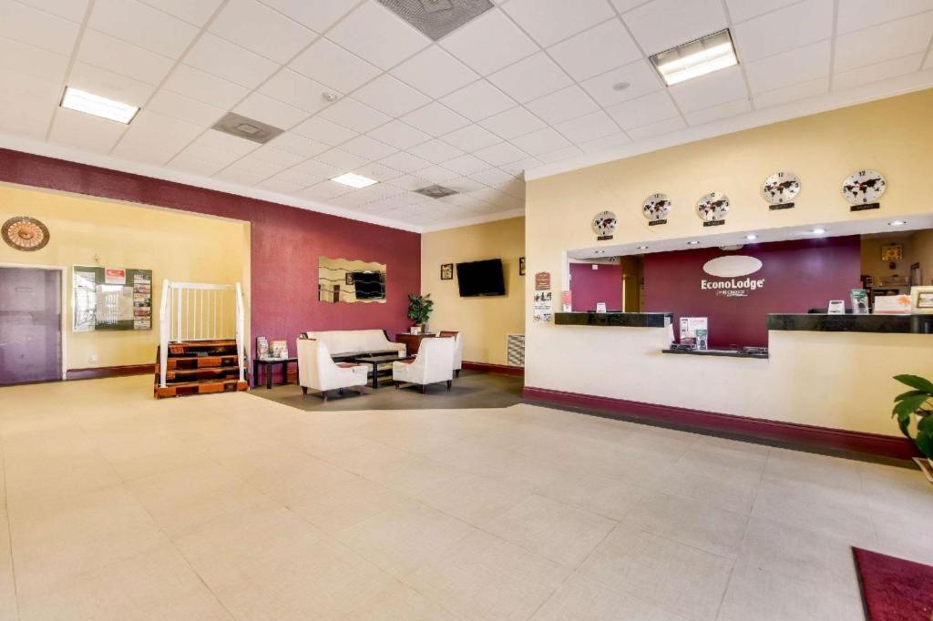 Econo Lodge Busch Gardens Tampa - image 6