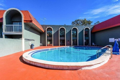Econo Lodge Busch Gardens Tampa - image 7