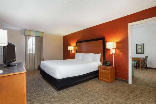 La Quinta Inn by Wyndham Tampa Bay Airport - image 3