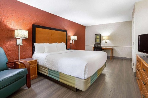 La Quinta Inn by Wyndham Tampa Bay Airport - image 5