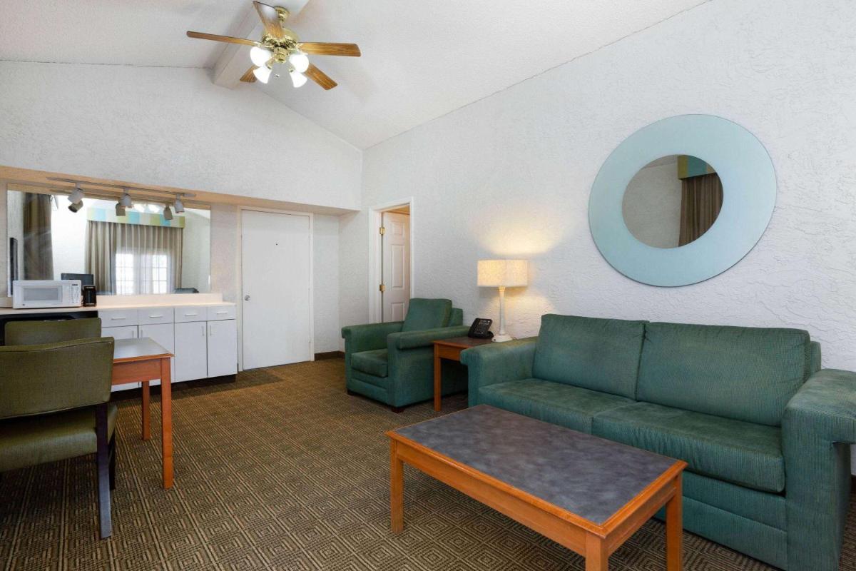 La Quinta Inn by Wyndham Tampa Bay Airport - image 7