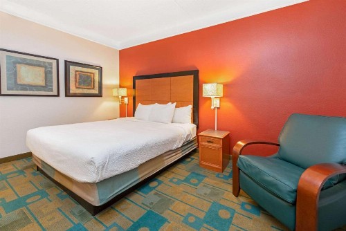 La Quinta by Wyndham USF (Near Busch Gardens) - image 16