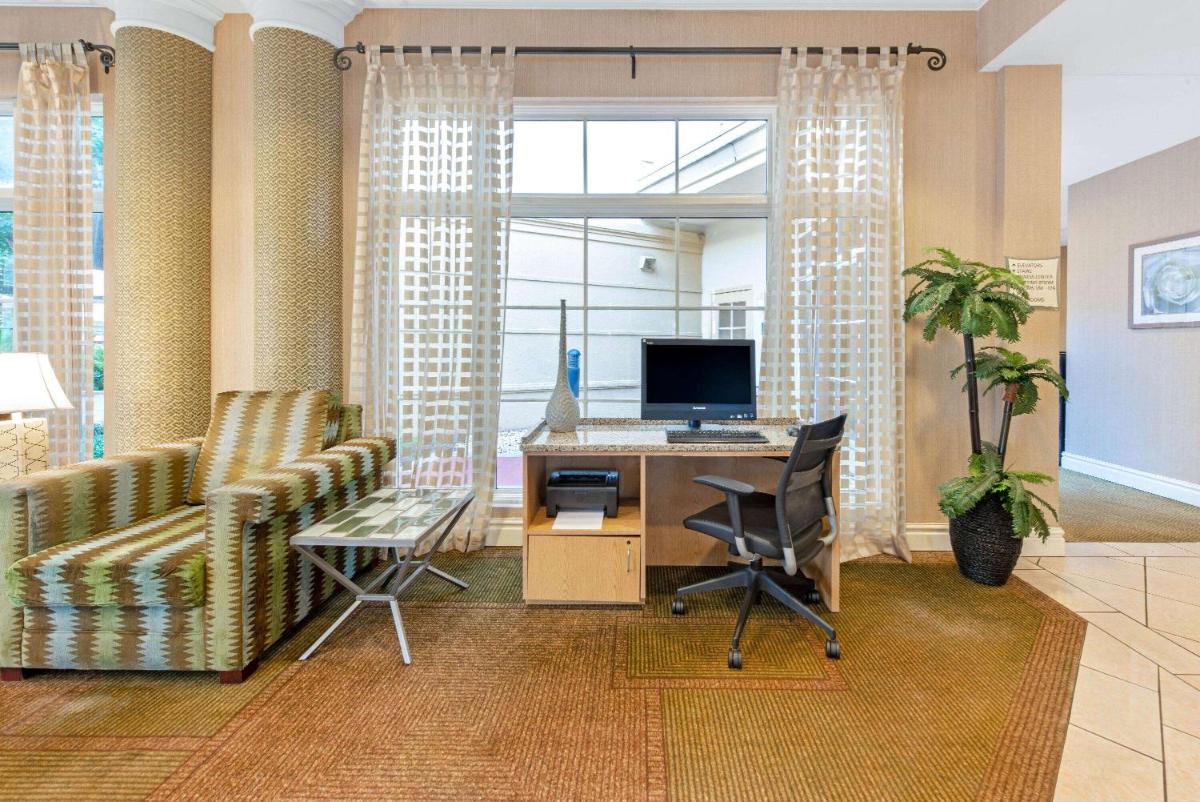La Quinta by Wyndham USF (Near Busch Gardens) - image 2