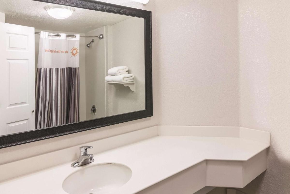 La Quinta by Wyndham USF (Near Busch Gardens) - image 3