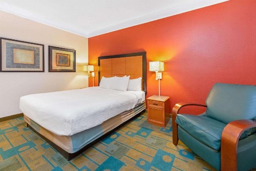 La Quinta by Wyndham USF (Near Busch Gardens) - image 32