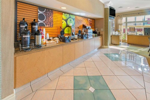 La Quinta by Wyndham USF (Near Busch Gardens) - image 35