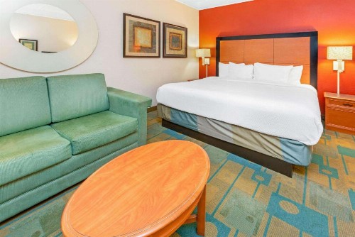 La Quinta by Wyndham USF (Near Busch Gardens) - image 4