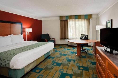 La Quinta by Wyndham USF (Near Busch Gardens) - image 47