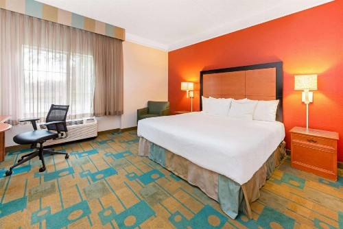 La Quinta by Wyndham USF (Near Busch Gardens) - image 9