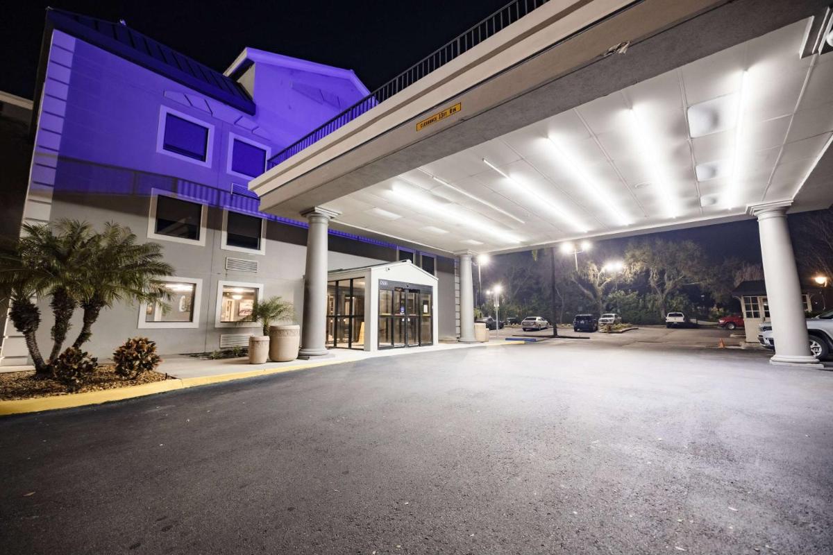 La Quinta Inn by Wyndham Tampa Near Busch Gardens - image 4