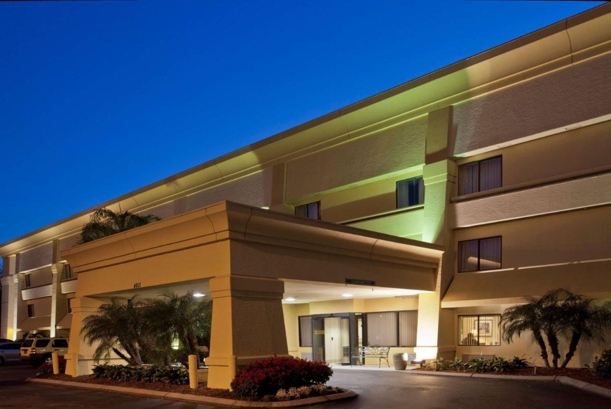 La Quinta by Wyndham Tampa Fairgrounds - Casino - image 3