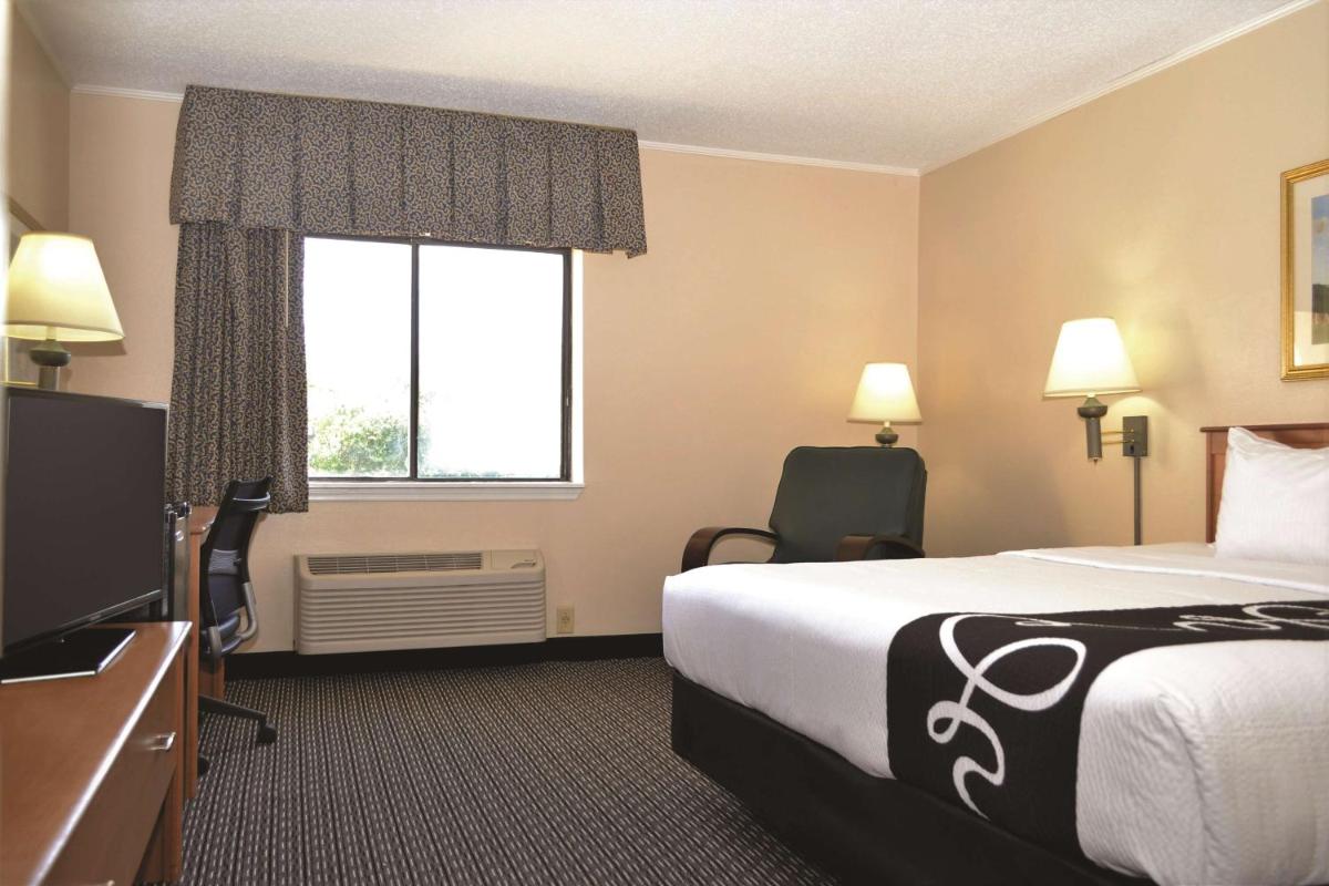 La Quinta by Wyndham Tampa Fairgrounds - Casino - image 7
