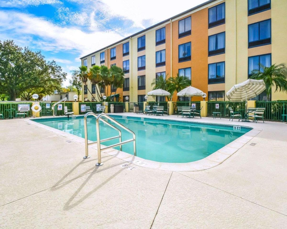 Comfort Suites Tampa/Brandon - image 4