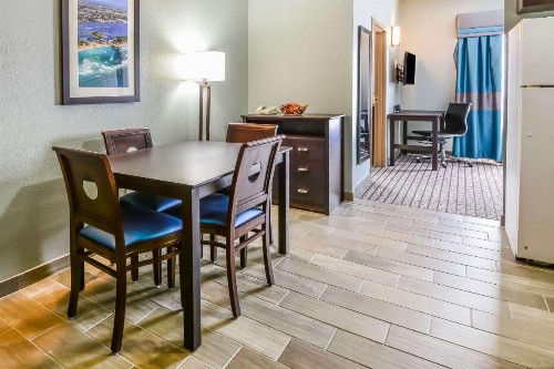 Comfort Suites Tampa/Brandon - image 7