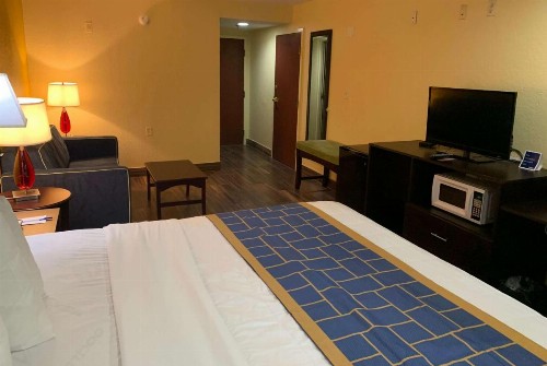 Days Inn & Suites by Wyndham Tampa / Raymond James Stadium - image 13