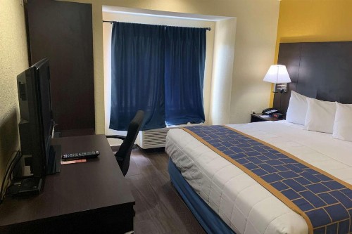 Days Inn & Suites by Wyndham Tampa / Raymond James Stadium - image 17