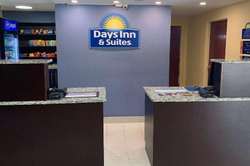 Days Inn & Suites by Wyndham Tampa / Raymond James Stadium - image 2
