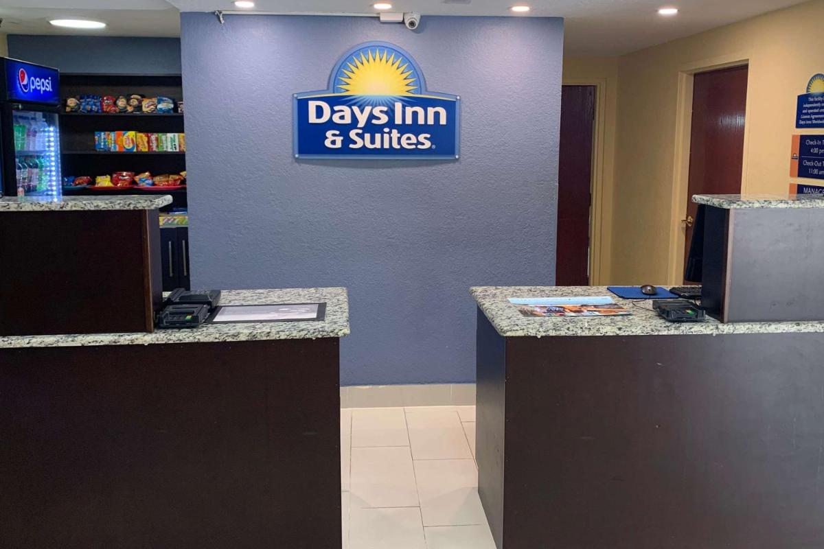 Days Inn & Suites by Wyndham Tampa / Raymond James Stadium - image 2