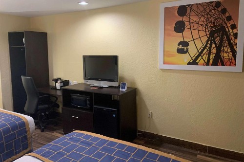 Days Inn & Suites by Wyndham Tampa / Raymond James Stadium - image 20