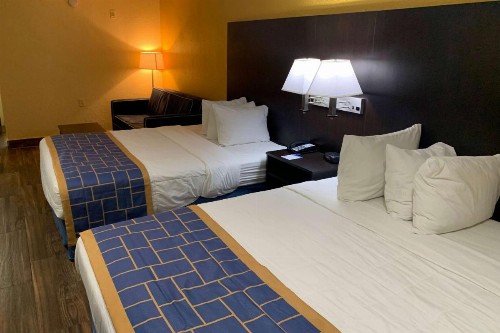 Days Inn & Suites by Wyndham Tampa / Raymond James Stadium - image 22