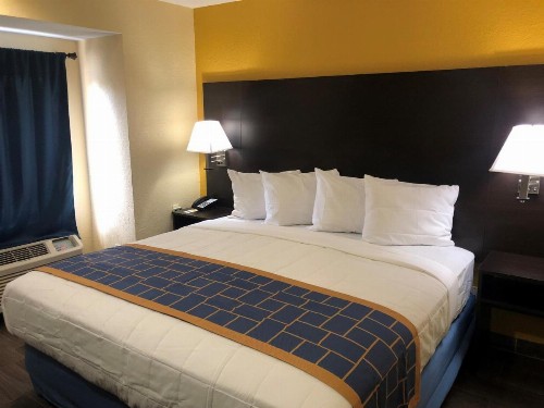 Days Inn & Suites by Wyndham Tampa / Raymond James Stadium - image 31