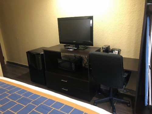 Days Inn & Suites by Wyndham Tampa / Raymond James Stadium - image 32