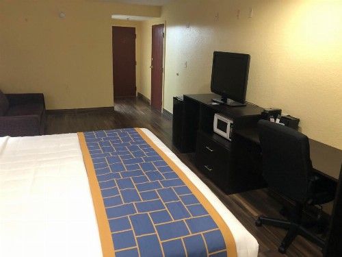 Days Inn & Suites by Wyndham Tampa / Raymond James Stadium - image 33