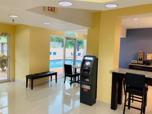 Days Inn & Suites by Wyndham Tampa / Raymond James Stadium - image 35