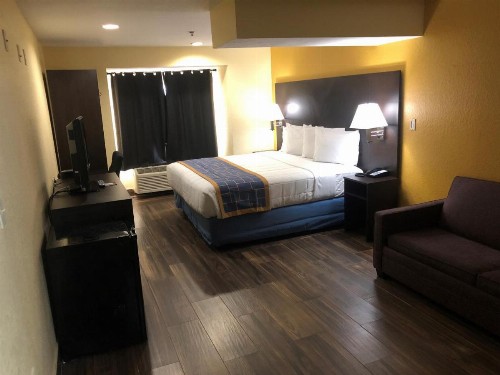 Days Inn & Suites by Wyndham Tampa / Raymond James Stadium - image 40