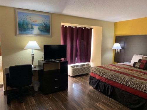 Days Inn & Suites by Wyndham Tampa / Raymond James Stadium - image 43