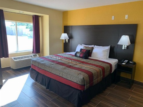 Days Inn & Suites by Wyndham Tampa / Raymond James Stadium - image 44