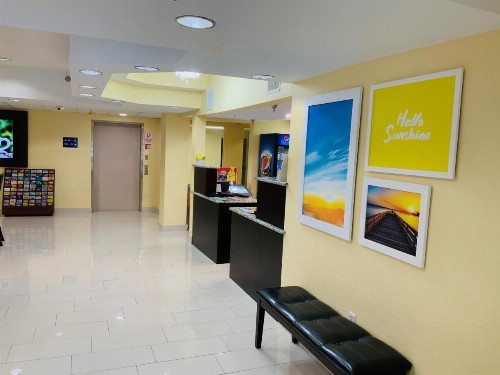 Days Inn & Suites by Wyndham Tampa / Raymond James Stadium - image 47