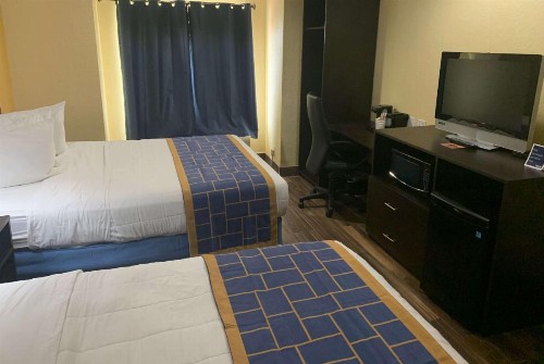Days Inn & Suites by Wyndham Tampa / Raymond James Stadium - image 7