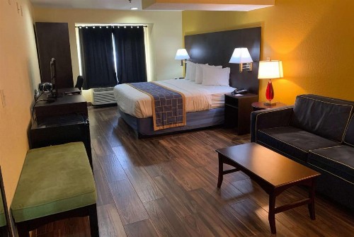 Days Inn & Suites by Wyndham Tampa / Raymond James Stadium - image 8