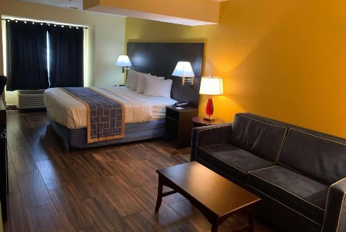 Days Inn & Suites by Wyndham Tampa / Raymond James Stadium - image 9