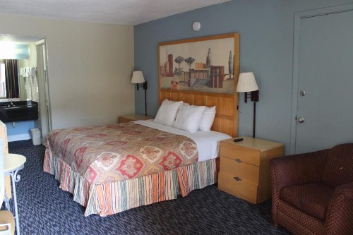 Tampa Inn Near Busch Gardens - image 11