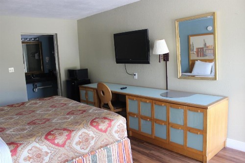 Tampa Inn Near Busch Gardens - image 13