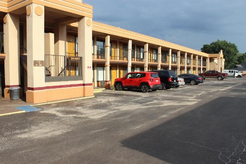Tampa Inn Near Busch Gardens - image 39