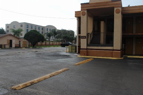 Tampa Inn Near Busch Gardens - image 40