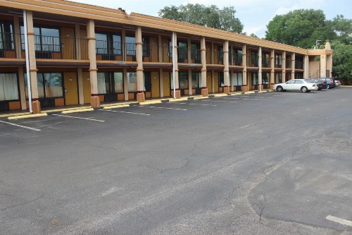 Tampa Inn Near Busch Gardens - image 41