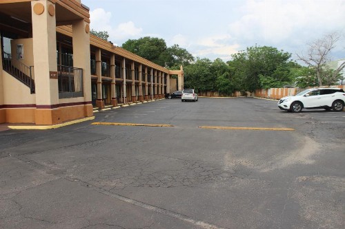 Tampa Inn Near Busch Gardens - image 42