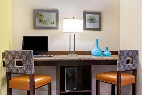 La Quinta Inn & Suites by Wyndham Tampa North - image 21