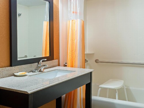 La Quinta Inn & Suites by Wyndham Tampa North - image 27
