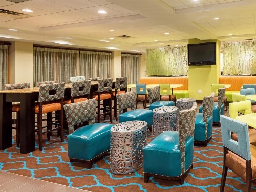 La Quinta Inn & Suites by Wyndham Tampa North - image 3